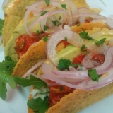 Tacos  με πικαντικο χοιρινο , αβοκαντο και κρεμα ντοματας