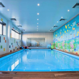 Star Pool Center - Η μοναδική πισίνα στη Θεσσαλονίκη για χρήση αποκλειστικα από μωρά 6μηνων-3,5χρ.!<br />Θερμαινόμενη κλειστή πισίνα με σταθερή θερμοκρασία 33C και ελεγχόμενη ατμόσφαιρα. Απολύμανση με Όζον και χρήση Η/Υ για τη ρύθμιση του Cl και PH. Ενδοδαπέδια θέρμανση και αποδυτήρια ειδικά διαμορφωμένα για Baby swimming.